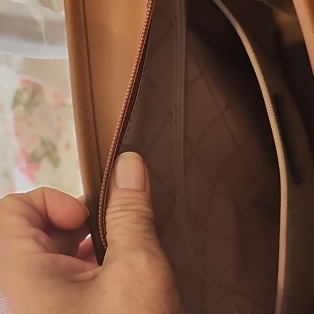 LARGE MICHEL KORS BAG. - Picture 10 of 12